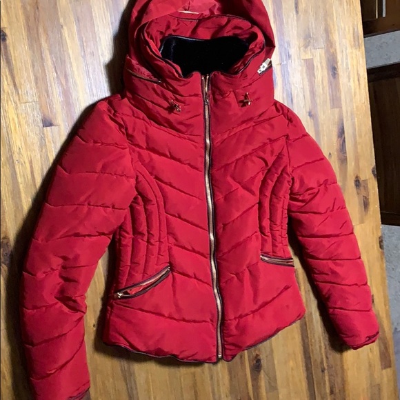 A red puffer jacket - Picture 2 of 3